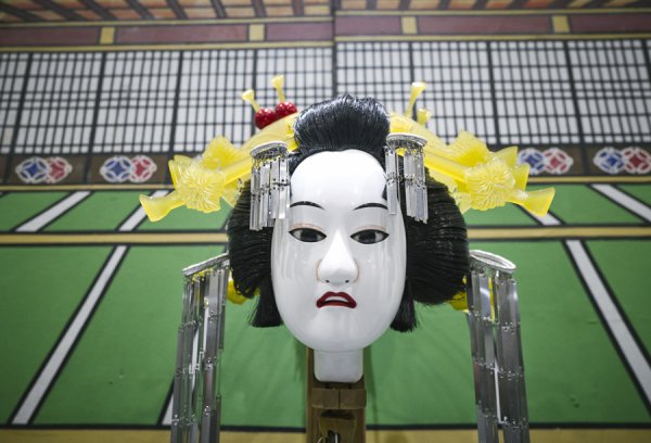 富深优配 从农村舞台到大阪世博会：一位中国摄影师镜头里的人形净琉璃